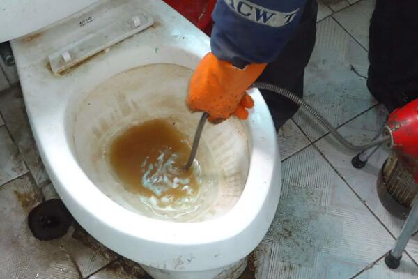 马桶堵了一点水都不下是怎么回事？如何处理？