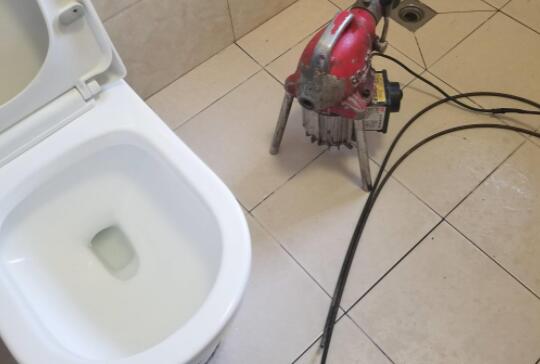 马桶下水慢水不打旋是怎么回事 马桶下水慢如何维修